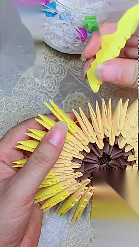 纸缘手工向日葵组装过程三角插教程配合图解完成