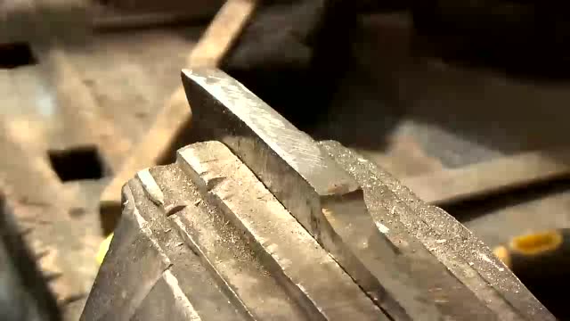 刀匠用钢板 锻造冷兵器,工序复杂难度大,成品很酷!