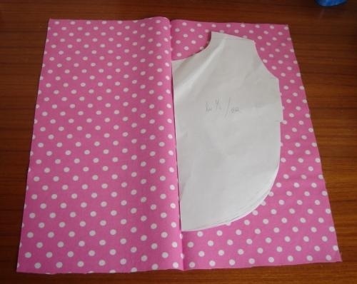 5)衣服左右缝上3对暗扣,再用蕾丝装饰袖口,这样就完成了狗狗衣服diy