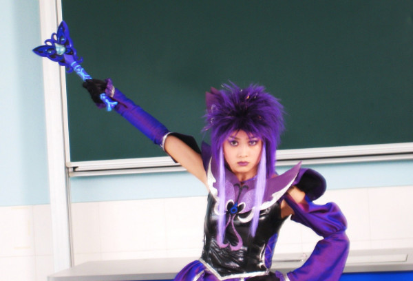 却让小蓝当守护魔仙,所以嫉妒小蓝,对魔仙女王怀恨在心,偷练黑魔法,走