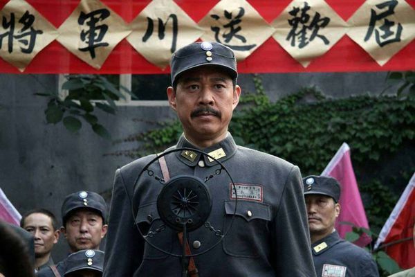 川军军长上街号召抗日,七个姨太太全部义卖首饰来捐款,什么电视剧