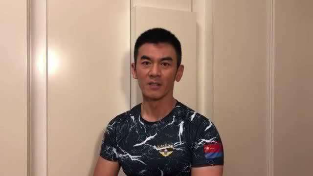  b>任天野 /b>在家健身抗疫,不忘戴口罩硬汉气十足