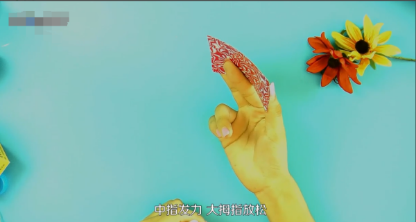 扑克牌绕身飞行是怎么弄的?