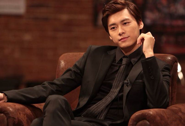 求李易峰在亿星club的两张照片的高清无水印大