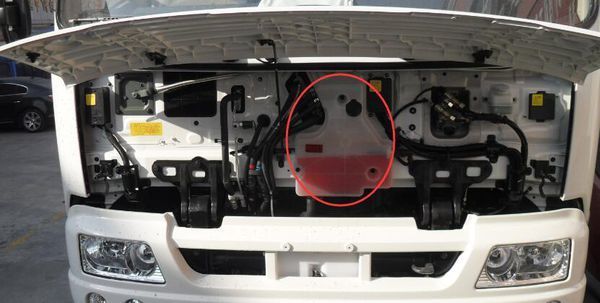 东风天锦140货车的副水箱在哪个位置