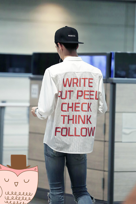 谁有世勋白衬衫背后有红色英语的那张背影图片?