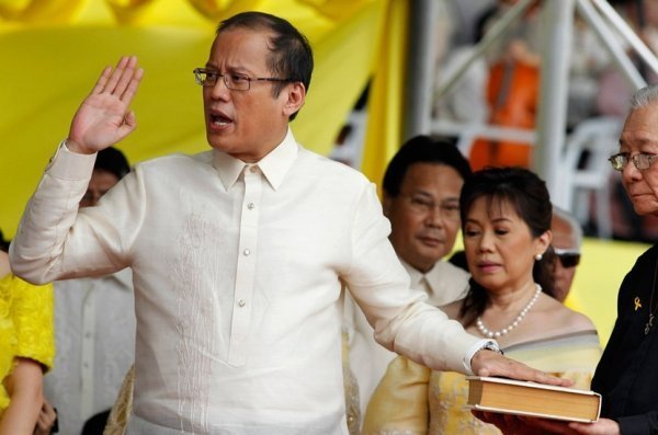 为何阿基诺夫人对中国很友好,而阿基诺却很恨中国?