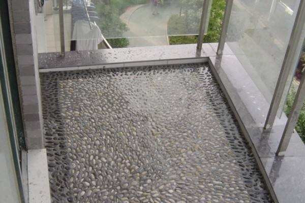 越来越多的人在阳台上铺鹅卵石,相对于地砖鹅卵石有哪些好处?
