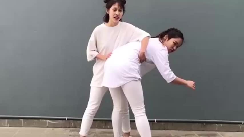 越南女孩熊头人舞,太魔性了