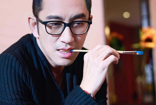 黄日华与吴启华相比,谁的演技更好?谁的颜值更高?