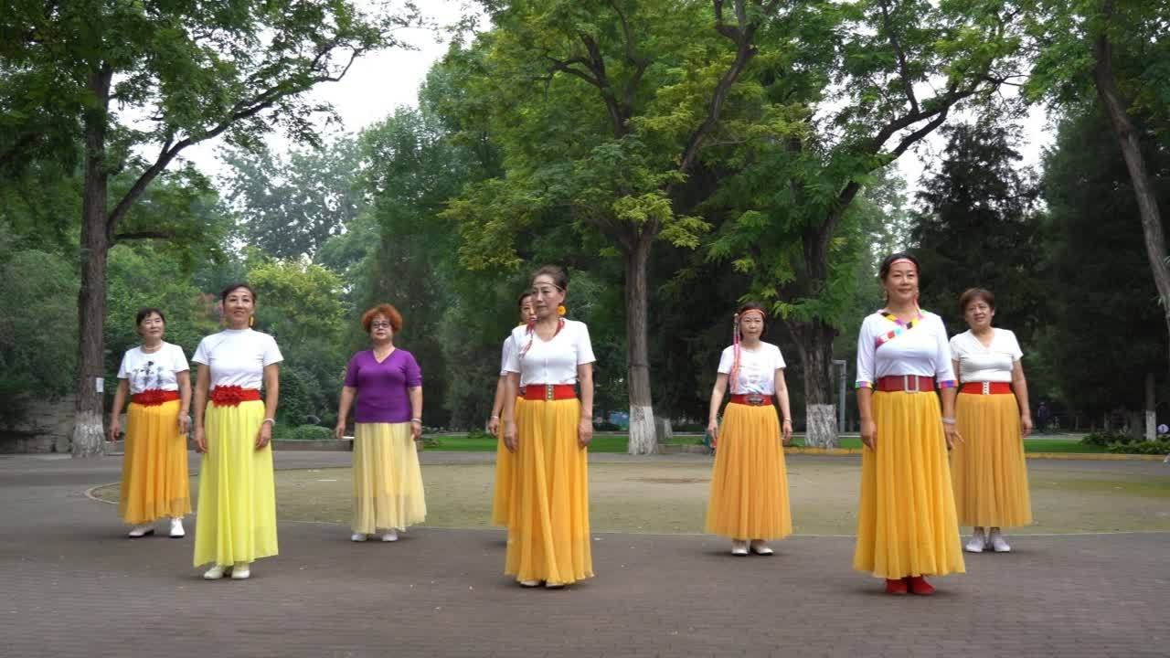 [图]龙缘广场舞《圣洁与你同在》你让我的心海里浪花绽开