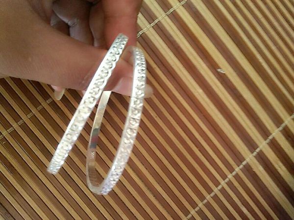 刚买的银镯子,内刻 S990 ,为何那么硬呢,不是说