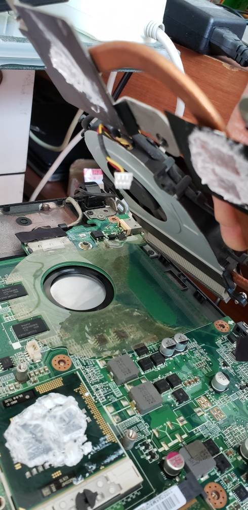 宏基4738g叭一声突然黑屏关机,以前涂了散热硅能正常开机,现在开不了
