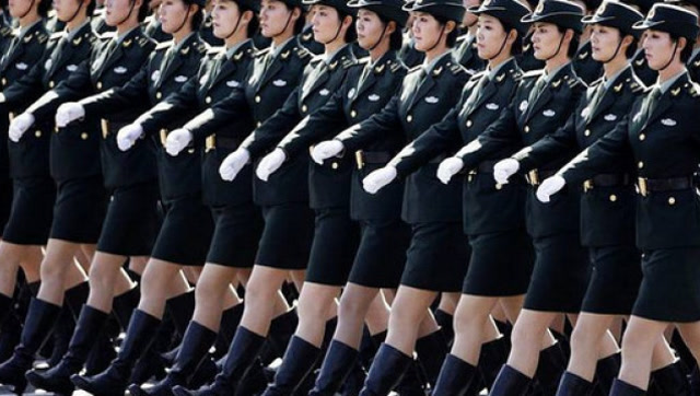 中國人民解放軍三軍儀仗隊霸氣出場,女兵顏值都不錯