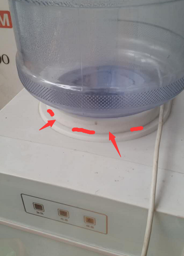 看看我的饮水机哪里坏了 箭头的位置漏水, 水桶满桶时没事,剩半桶时就