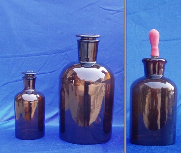 盛放硝酸可以用棕色小口试剂瓶 也可以用棕色滴瓶来盛放!