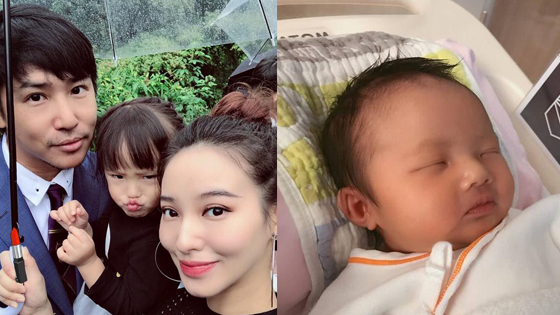 欧弟二胎睡觉似 笑非笑 闭着眼睛也像爸爸