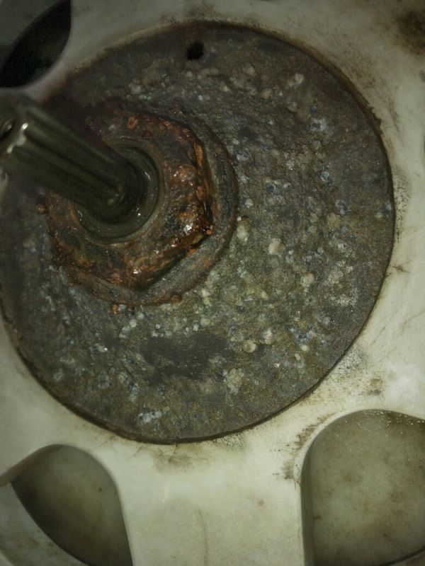 各位维修洗衣机的师傅 这个洗衣机的螺丝怎么