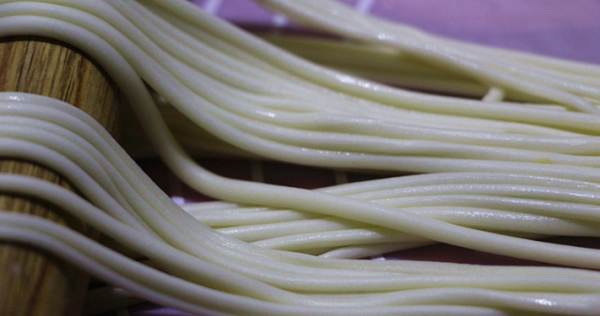 为什么我每次和面后溜条时总是断啊?