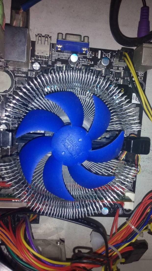 看他们说是用螺丝刀碰一下,但是找不到碰哪个哪个.