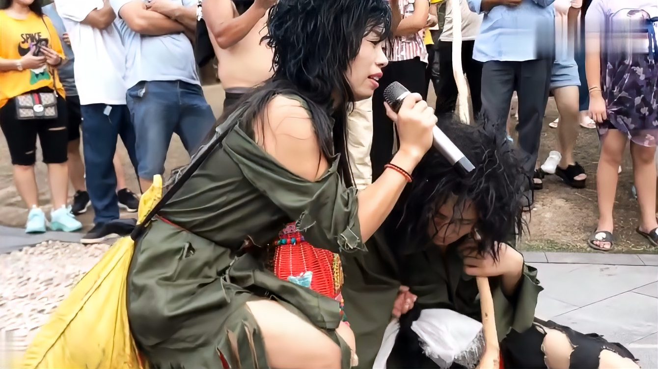 乞丐夫妻 b>街头卖唱 /b>!帅哥路过50元点一曲《西海情歌》,好声音!