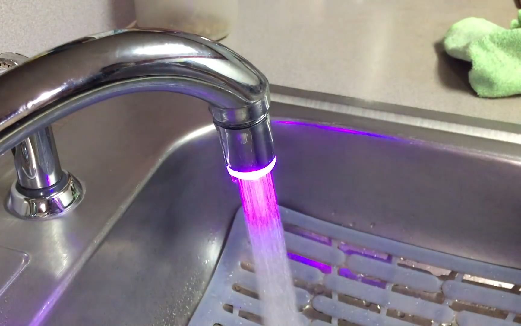 美国小伙将 led灯装在水龙头上,放水就会变颜色,一年卖出百万套