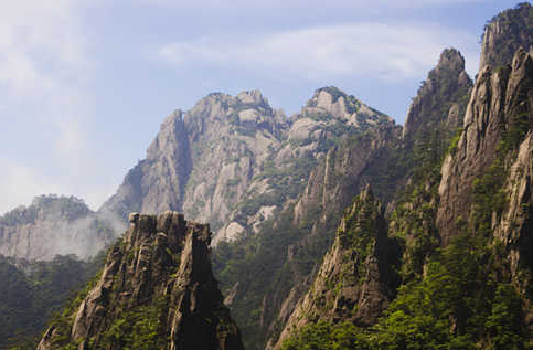 黄山奇石狮子抢球图片