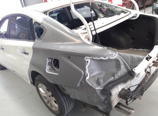 大神,后翼子板这么割对车的损伤大吗