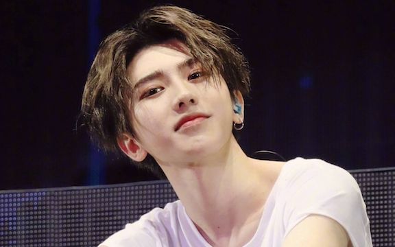 粉丝见面会饭拍超高清～ b>蔡徐坤直拍 /b>