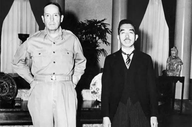 日本天皇忏悔二战_二战日本战败后裕仁天皇为什么最终没有退位?