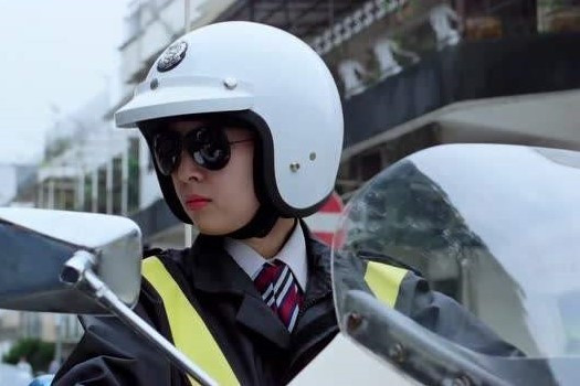 《逃学威龙2》里,鄙视星爷的女警察扮演者为何至今未知?