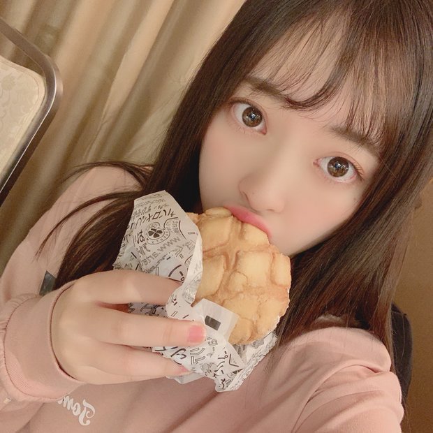 女生吃东西时候喜欢自拍