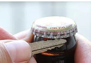 怎么用筷子把啤酒瓶盖顶开?