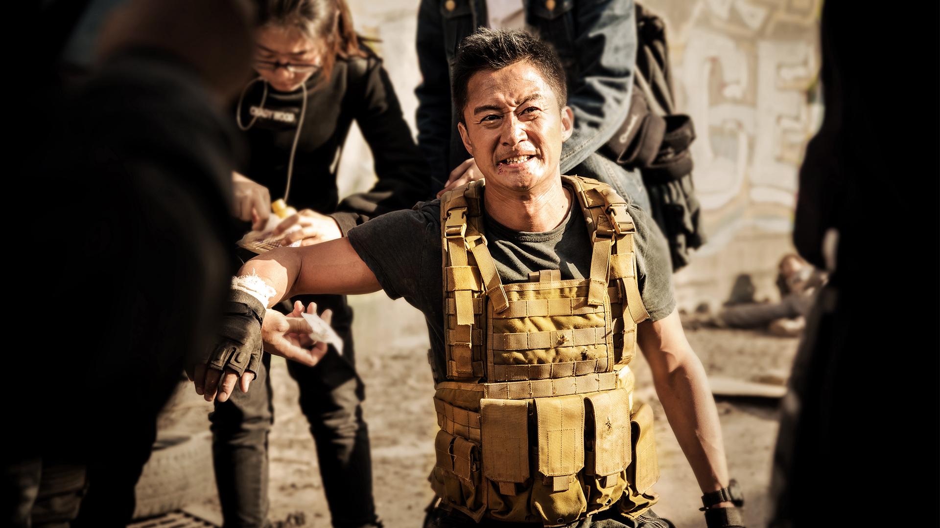 《战狼2》刷新硬汉电影新高度,吴京玩命拍片让当红鲜肉羞愧