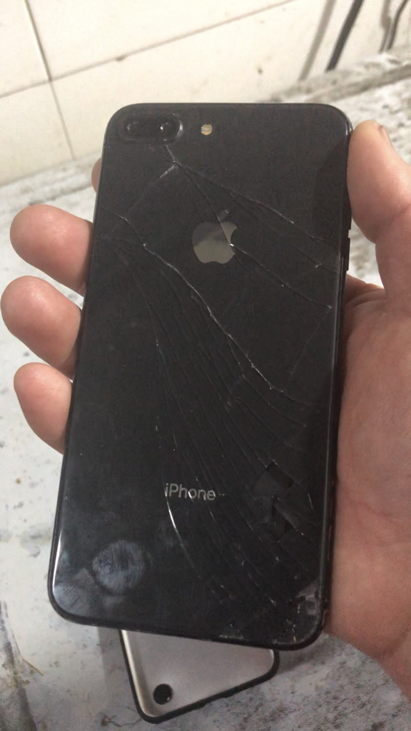苹果8p摔碎的真实图片图片