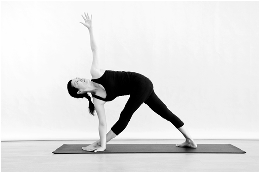 扭转侧角式parivrttaparsvakonasana