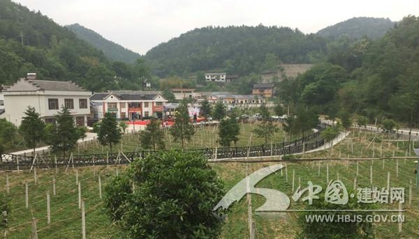 今年三月,縣旅游局向省、州旅游委提出創建店子坪旅游名村的申請。五月中旬,省旅游委派出專家組進行了檢查驗收。在各級政府和有關部門的支持下,村里建成了培訓學校、愚公事跡展館、愚公路等景點,完善了基礎配套,辦起了民宿,旅游要素逐步完備,基本達到了《湖北省旅游名村評定規范》標準。