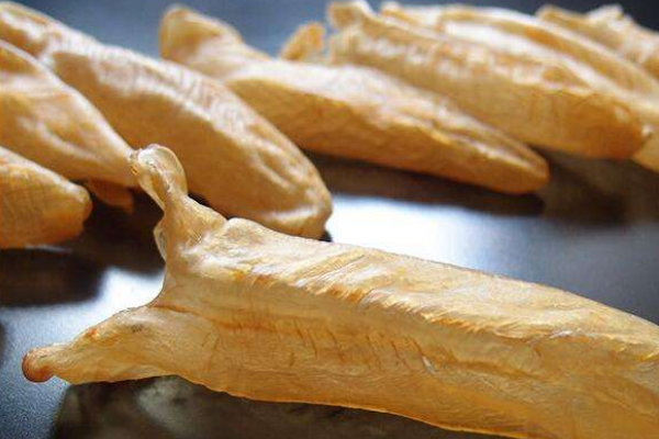 鱼鳔胶以鲟鱼,鳇鱼的鱼鳔制成,但因资源不多,主要以黄唇鱼,黄鱼 