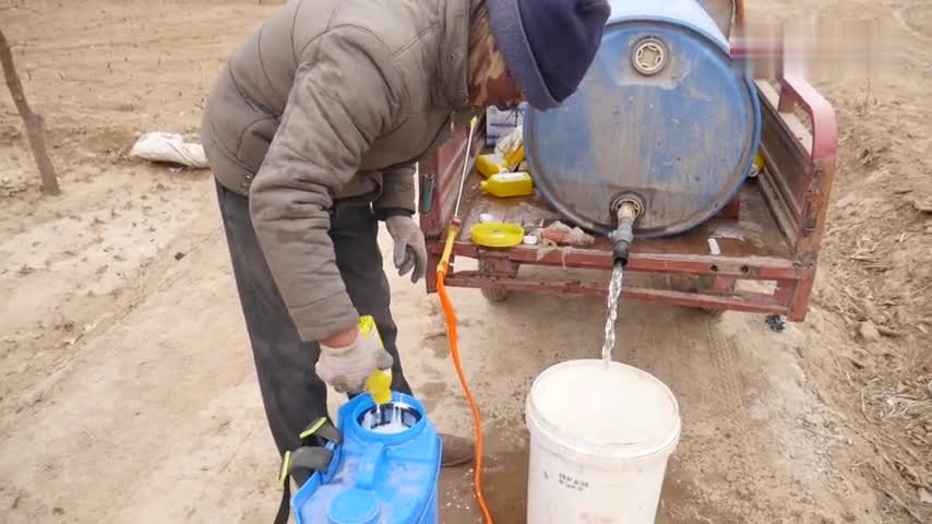 甘肃民勤农村泉哥磨地,开着小四轮拖拉机,一下午轻松搞定12亩地