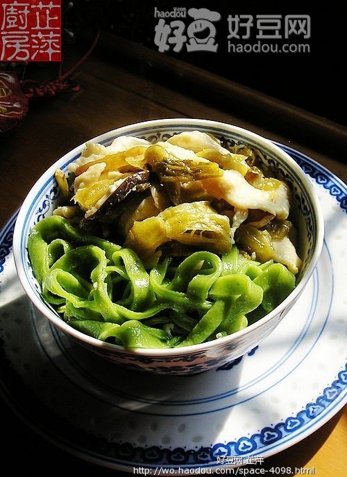 五更吃饺子和面,饺子象征着钱,面条,是穿钱的绳子,就是所谓的钱串子了