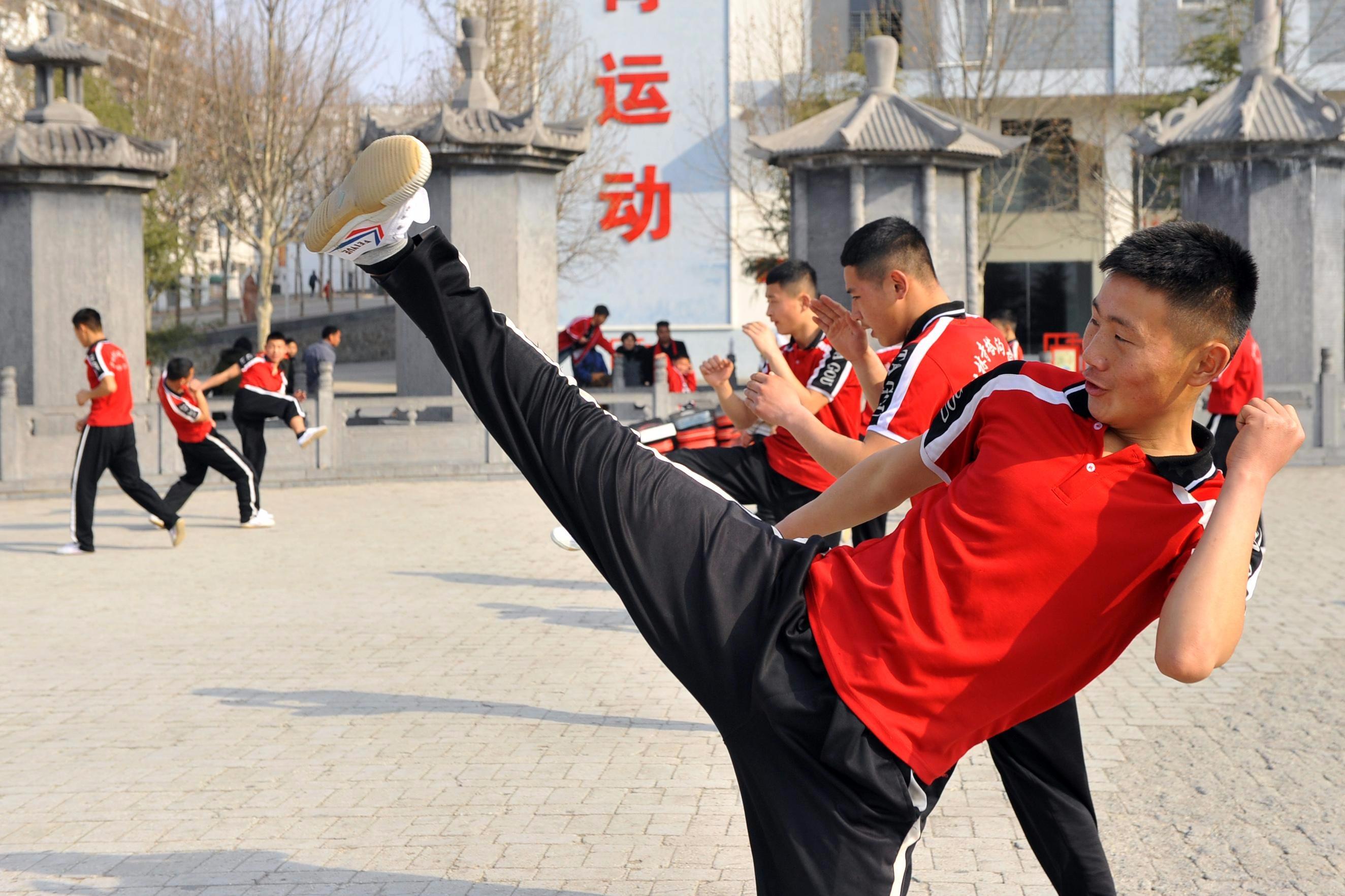 視頻:塔溝武校開學,功夫萌新第一天都練了什麼武功?