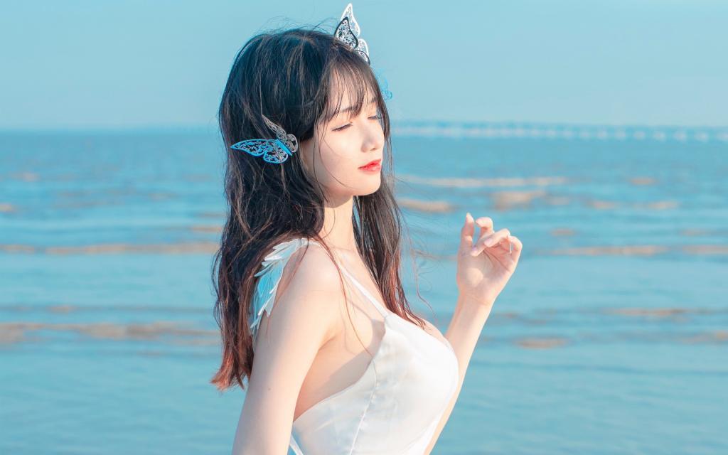 吊带短裙清纯美少女海边性感写真[图1]