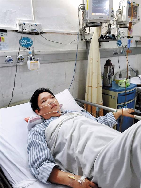 求大神帮我p一张在病床上的照片 急用!