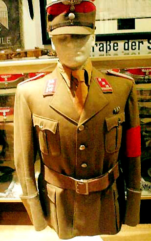 这张图中的二战德军军官的军服颜色是什么意思