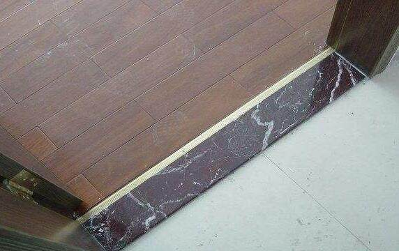 当然,卫生间的门槛石还能起到一定 的挡水条的作用,有助于干湿分离.