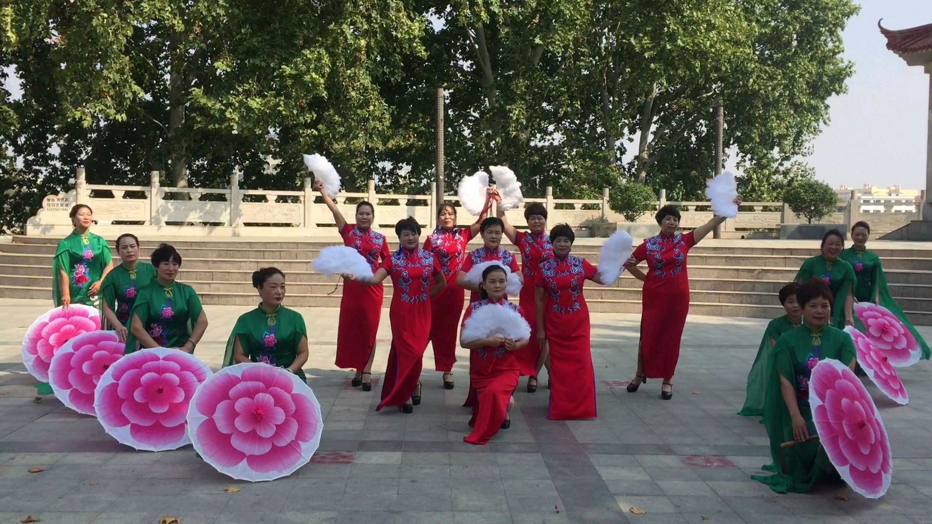 花伞舞变队形一等奖图片