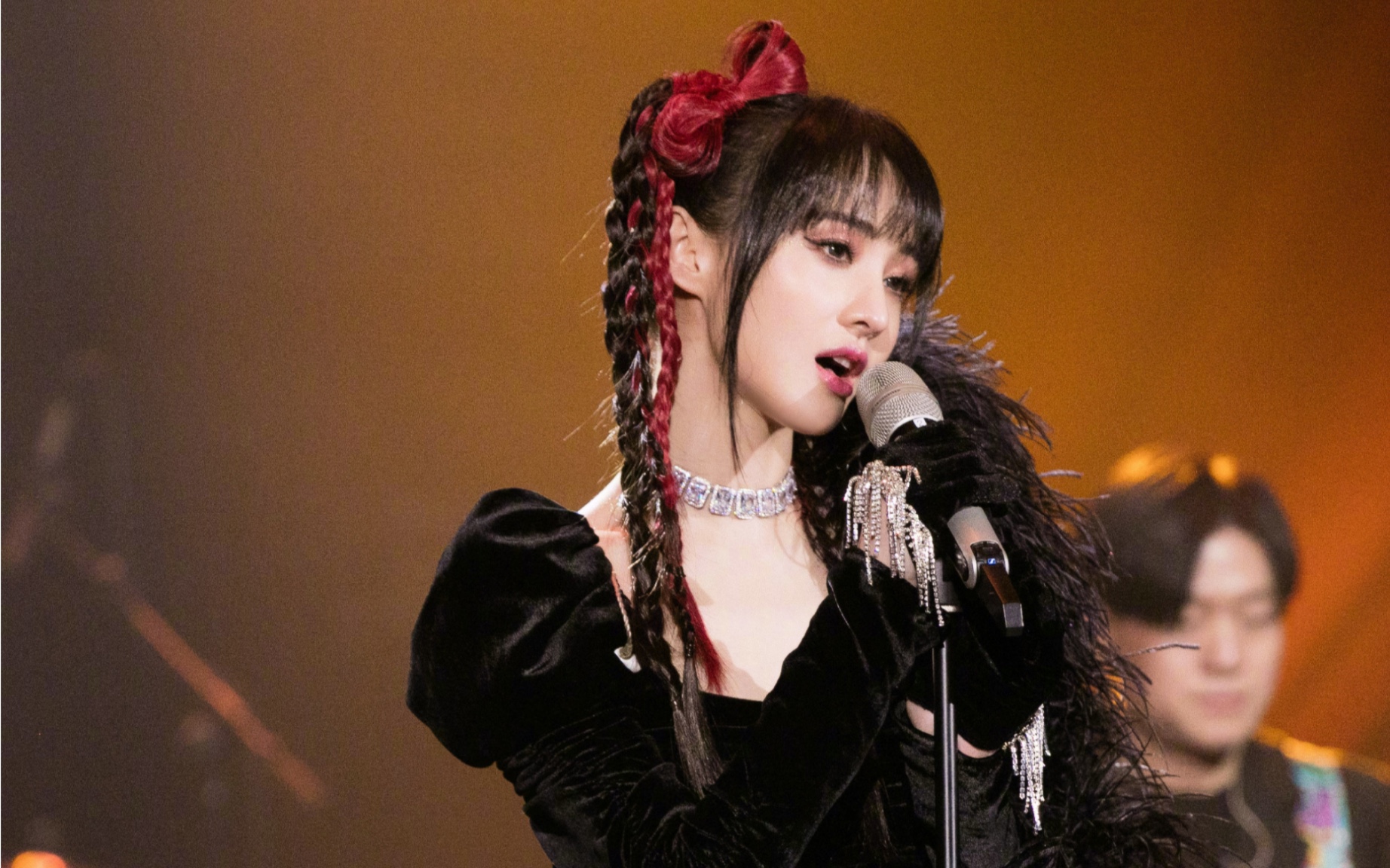  b>美美哒 /b>郑爽手扶拖拉机斯基,酷酷的girl,暗黑系,没想到郑爽唱起