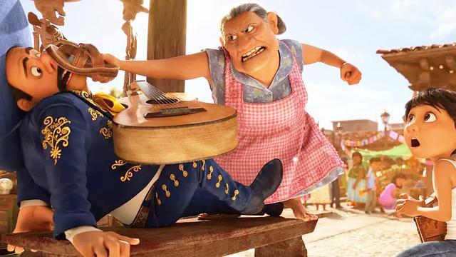 寻梦环游记  :热爱音乐的米格遭到家人的强烈反对,连擦鞋都被打