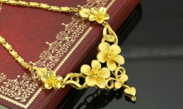 1,字印不同:国标规定黄金首饰的含金量字印为足金,含金量需达到990%