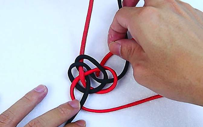 「绳结」 双线纽扣结详细教程,这个绳结常用于 手链收尾